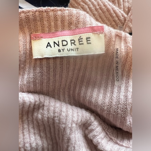 Off the Shoulder baby pink sweater - Picture 3 of 4